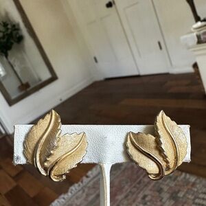 Vintage gold tone trifari leaf clip on earrings
